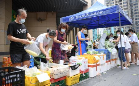 (miniature) Des habitants font leurs courses dans un marché mobile à Liwan