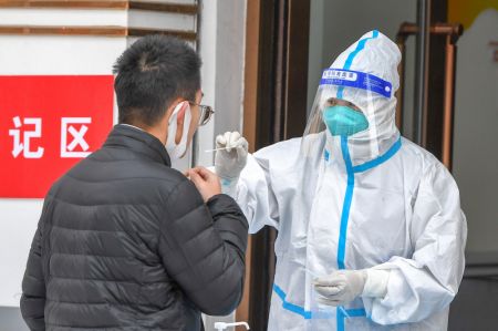 (miniature) Un agent médical effectue un prélèvement sur un habitant en vue d'un test d'acide nucléique à Jilin