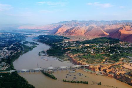 (miniature) Vue aérienne de la section Xunhua dans le cours supérieur du fleuve Jaune dans la province chinoise du Qinghai (nord-ouest)