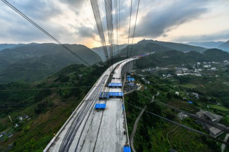 (miniature) Aperçu du chantier du grand pont de Dafaqu de l'autoroute Renhuai-Zunyi dans la province chinoise du Guizhou (sud-ouest)