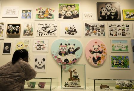 (miniature) Un enfant regarde des oeuvres d'art sur la famille de panda géant Fu Bao au parc à thème Everland à Yongin