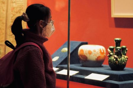 (miniature) Une visiteuse regarde un objet présenté lors d'une exposition au musée de Changsha à Changsha