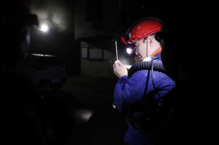 (miniature) Un secouriste vérifie la densité du monoxyde de carbone sur les lieux d'un accident de mine de charbon dans le district de Yongchuan