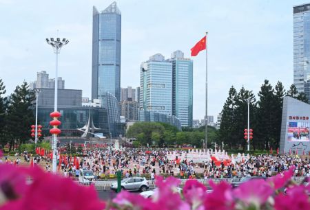 (miniature) Des gens se rassemblent sur une place pour célébrer le 73e anniversaire de la fondation de la République populaire de Chine