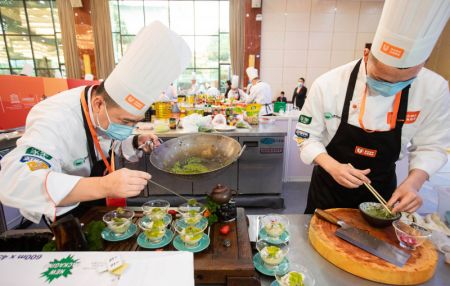 (miniature) Des cuisiniers lors d'un concours de cuisine du Sichuan à Chengdu