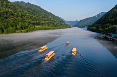 (miniature) Des touristes visitent la rivière Xin'an en bateau dans la ville de Hangzhou