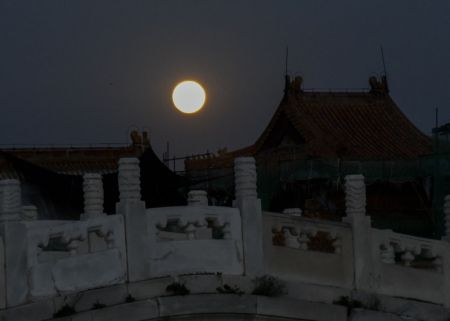 (miniature) Photo de la super Lune prise à Zunhua