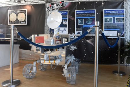 (miniature) Photo prise le 28 septembre montrant une maquette du rover lunaire chinois Yutu au centre international de Vienne