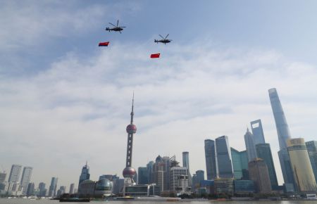 (miniature) Des hélicoptères tractant le drapeau national et le drapeau de la police volent au-dessus de Shanghai