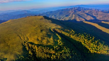 (miniature) Photo aérienne d'une prairie de montagne dans le district de Lingqiu