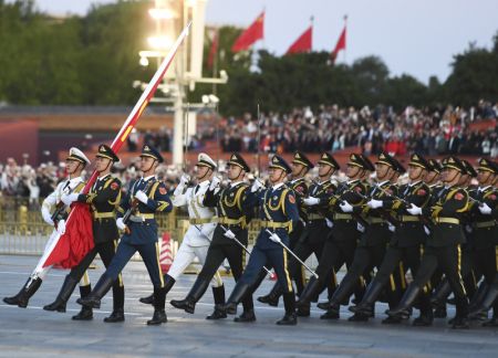 (miniature) Une cérémonie de lever du drapeau national se déroulant sur la place Tian'anmen
