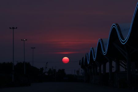 (miniature) Une vue du coucher de soleil dans un port de pêche à Qidong