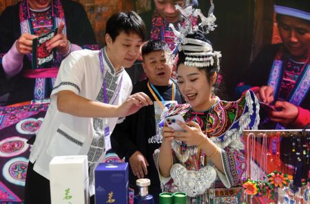 (miniature) Des gens visitent l'exposition du tourisme de l'Expo Chine-ASEAN 2023 à Guilin