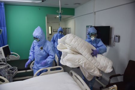 (miniature) Le personnel médical nettoie une salle de l'hôpital Xiaotangshan après la sortie des derniers patients du COVID-19