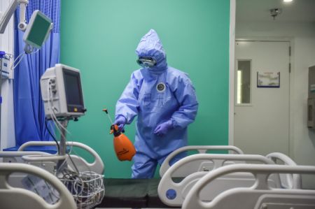 (miniature) Un professionnel médical de l'hôpital Xiaotangshan désinfecte une salle après que tous les patients du COVID-19 sont sortis de l'hôpital