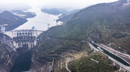 (miniature) Photo aérienne d'un cargo chargé de minerai de phosphate passant par un barrage sur la rivière Wujiang
