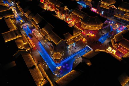 (miniature) Vue aérienne des décorations lumineuses du quartier de la Vieille rue de l'arrondissement de Qilihe à Lanzhou