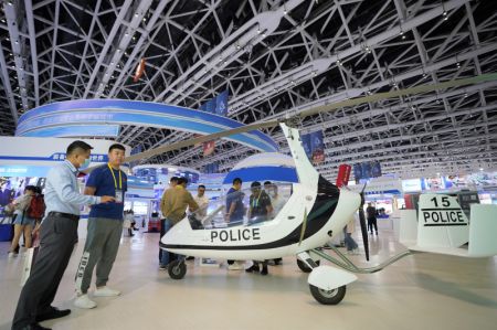 (miniature) Des visiteurs regardent un aéronef lors de la cinquième Exposition internationale de la Route de la soie à Xi'an