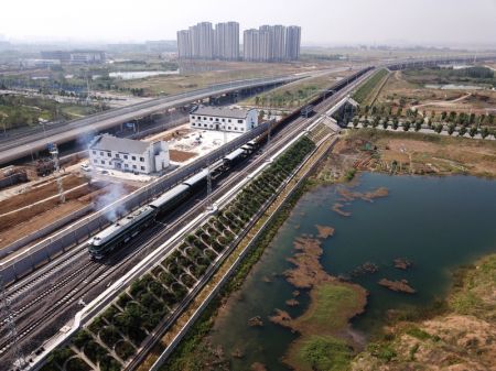 (miniature) Un train transportant des rails longs à destination de la base de rails longs de la ligne ferroviaire à grande vitesse Hefei-Anqing