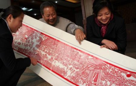 (miniature) Un chinois retraité réalise une oeuvre de 3,10m en papier découpé