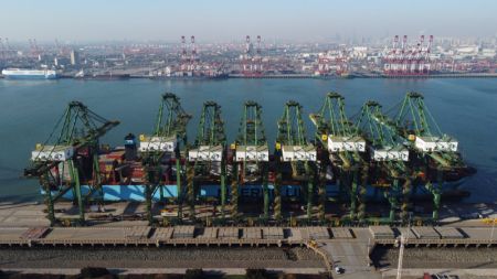 (miniature) Un porte-conteneurs du terminal international de conteneurs Pacific du port de Tianjin