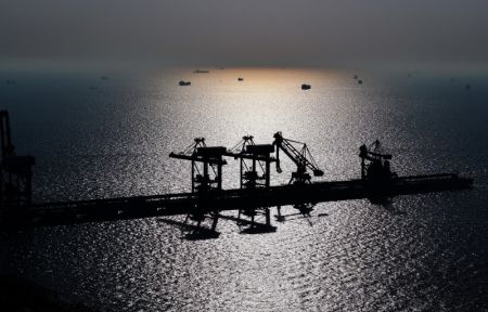(miniature) Photo aérienne des navires accostant au mouillage de la zone portuaire de Caofeidian du port de Tangshan