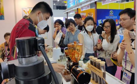 (miniature) Des visiteurs dégustent du café indonésien exposé par le Indonesia China Business Council (North Sumatra) lors de la 133e Foire d'importation et d'exportation de Chine (Foire de Canton)