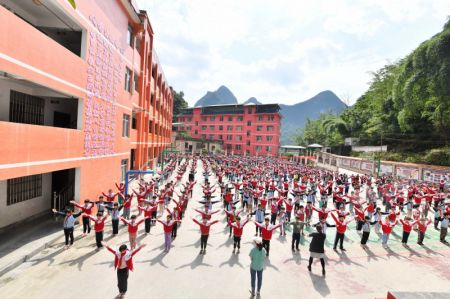 (miniature) Des enfants font des exercices physiques à l'école primaire Sanzhiyang