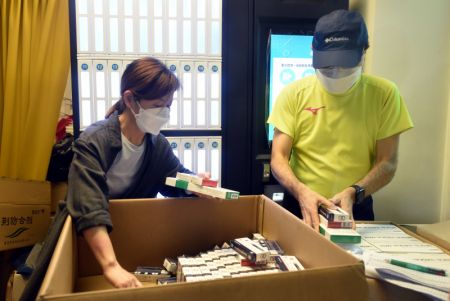 (miniature) Des membres du personnel trient des fournitures de contrôle de l'épidémie à Hong Kong