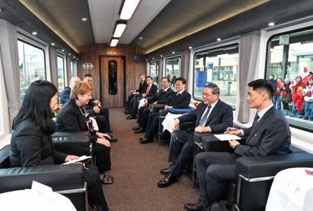 (miniature) Le Premier ministre chinois Li Qiang s'entretient avec la présidente de la Confédération suisse Viola Amherd dans une atmosphère détendue et amicale à bord d'un train spécial reliant Zurich à Berne