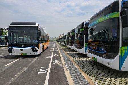 (miniature) Des autobus à énergie nouvelle dans le village de l'Universiade