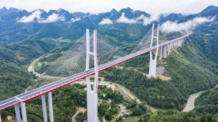 (miniature) Photo aérienne du pont Yunwu de l'autoroute reliant Duyun à Anshun