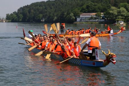 (miniature) Des rameurs participent à un festival culturel chinois des bateaux-dragons à Sofia