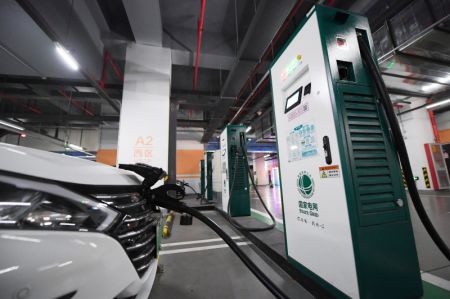 (miniature) Des bornes de recharge dans une nouvelle station de recharge pour les véhicules électriques dans le stationnement souterrain du centre de sports de Wukesong à Beijing