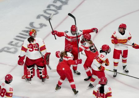 (miniature) Des athlètes danoises célèbrent un but marqué lors d'un match du groupe B du tour préliminaire de hockey sur glace féminin entre la Chine et le Danemark au centre sportif de Wukesong à Beijing
