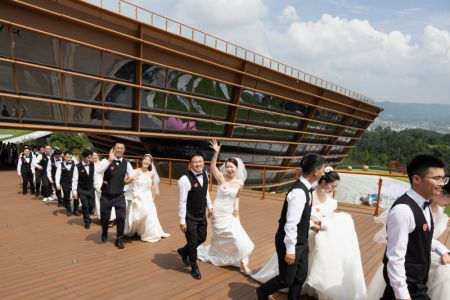 (miniature) Des couples assistent à un mariage collectif à Yibin