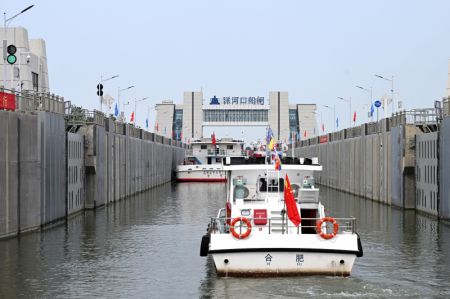 (miniature) Des navires faisant la queue pour passer l'écluse de Paihekou d'un mégaprojet de détournement d'eau dans la province chinoise de l'Anhui (est)