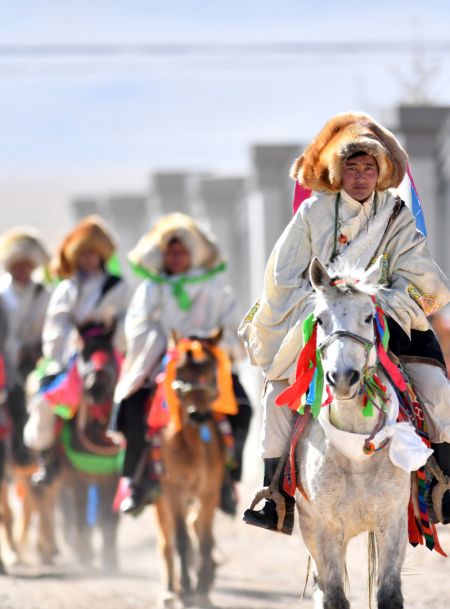 (miniature) Des bergers à cheval sortent pour souhaiter la bonne année dans le district de Damxung de Lhassa