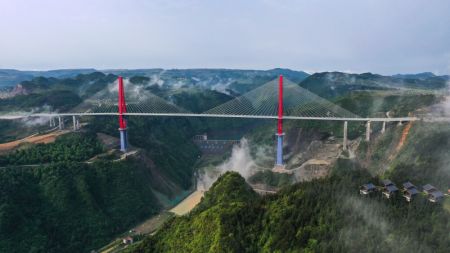 (miniature) Photo aérienne prise par un drone du pont de la rivière Longli