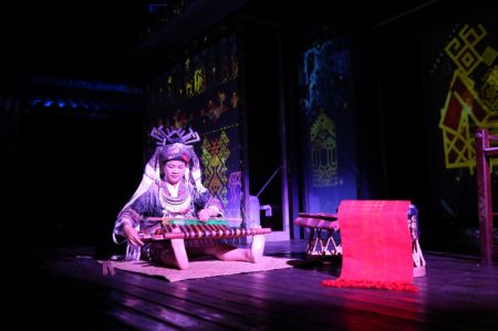 (miniature) Une artiste joue dans un spectacle pour les invités participant à la conférence annuelle du Forum de Boao pour l'Asie à Boao