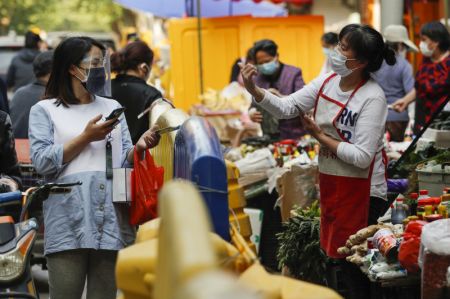 (miniature) Des habitants achètent de la nourriture à Wuhan