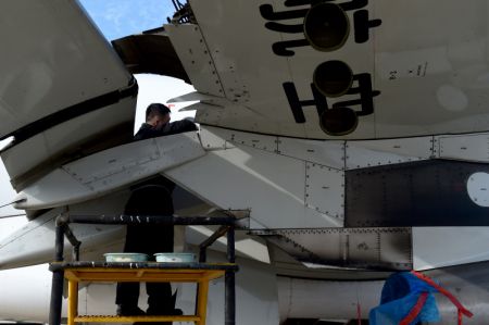 (miniature) Un technicien démantèle un avion à l'aéroport international Xinqiao de Hefei