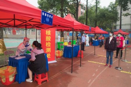 (miniature) Des habitants passent le test d'amplification des acides nucléiques dans un point de test à Wuhan