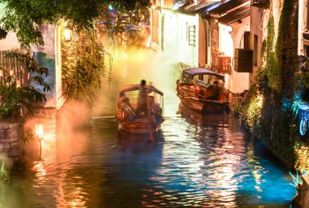 (miniature) Des bateaux touristiques dans un canal au milieu d'illuminations dans la vieille ville de Zhouzhuang