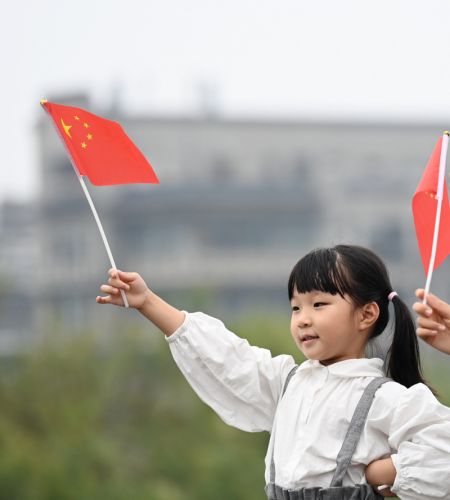 (miniature) Une fillette brandit un drapeau national chinois sur les remparts de la ville de Xi'an