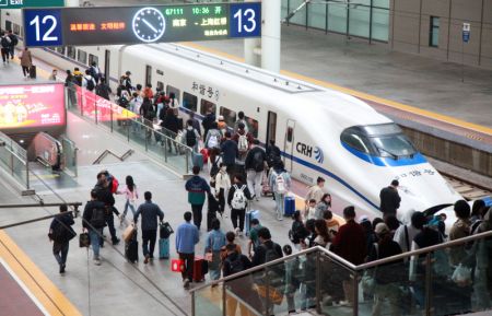 (miniature) Des passagers montent à bord d'un train dans la gare de Nanjing