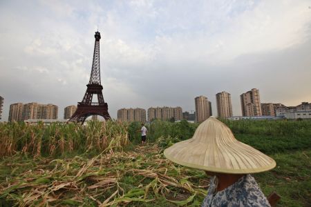 (miniature) une tour Eiffel dans la campagne chinoise