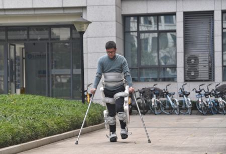 (miniature) Un paraplégique essaie un exosquelette robotique développé par le Centre de recherche en robotique de l'Université des sciences et technologies électroniques de Chine