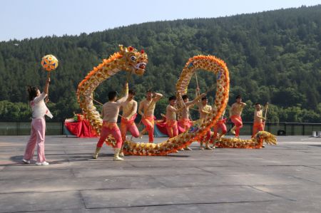 (miniature) Danse du dragon lors d'un festival culturel chinois des bateaux-dragons à Sofia