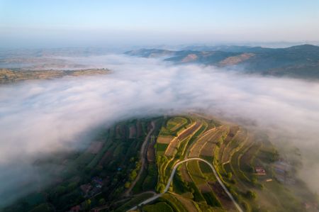 (miniature) Photo aérienne des nuages au-dessus du village de Chenshan à Zhuanglang